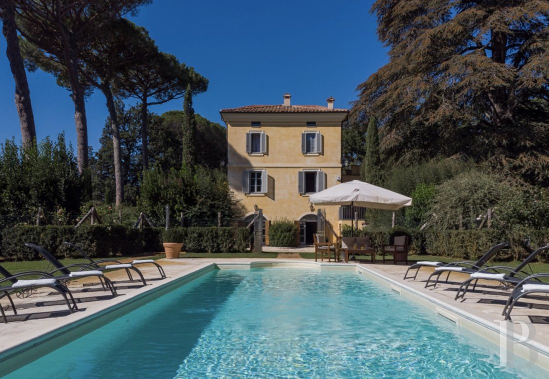 En Italie, entre Rome et Florence, une villa de la fin du 19e siècle implantée dans un vaste parc arboré - photo  n°4